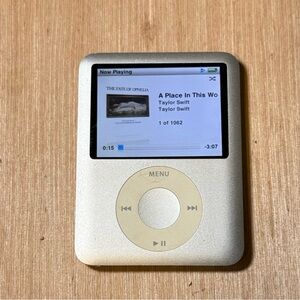 iPod Nano 3rd Gen 8GB Silver Model: A1236 Tested Good w/1062 Songs Read Info Blw